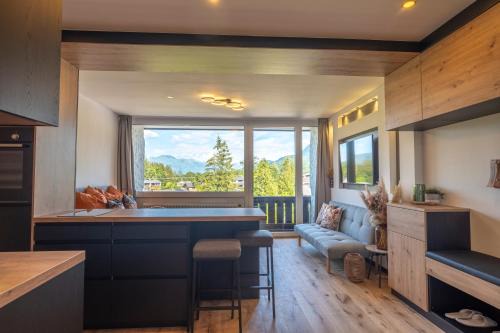 Strobl Apartment | Modern Suite Apartment Getaway with Ocean View in Strobl