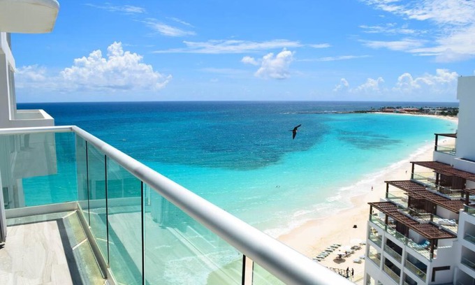Zona Hotelera Apartment | Oceanfront Suite with Balcony & Hot Tub - 10/10 Guest Rated