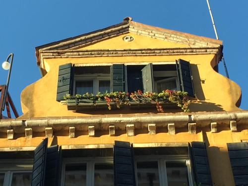 Castello House | Elegant Suite Attico con Altana with Inviting Hot Tub