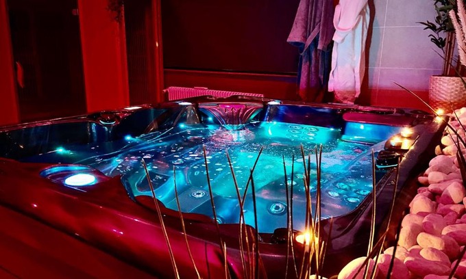 Evreux Hotel | Indulge in a Private Jacuzzi and Sauna Suite Experience