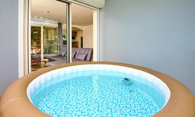 Le Diamant Apartment | Relaxing Suite with Hot Tub & Countryside Views - BED AND COFFEE FRIENDS