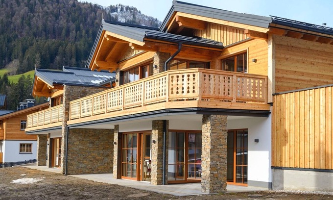 Russbach am Pass Gschuett Apartment | Cozy Suite BE at Dachstein Chalet - Ideal for Families & Pets