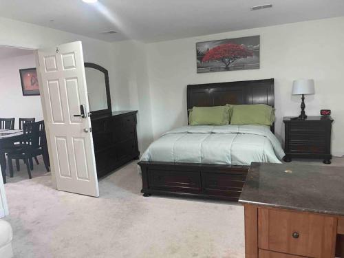 Bowie House | Private Suite B - Cozy Retreat with Kitchen & Child-Friendly Amenities
