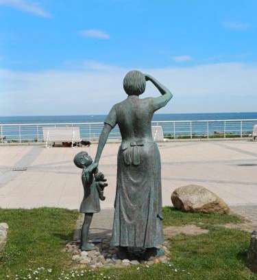 Ostseebad Kuhlungsborn Apartment | Beachfront Escape at Strand 50 Meter with Ocean Views