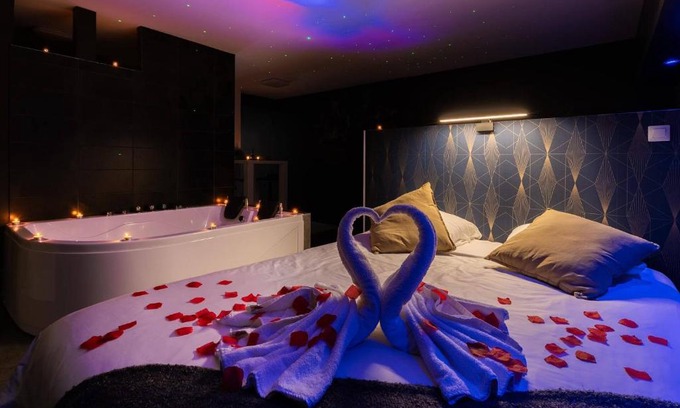 Poincare - Foch - Anatole France - Croix de Bourgogne Apartment | Relaxing Suite Boréale with Private Spa & Hot Tub