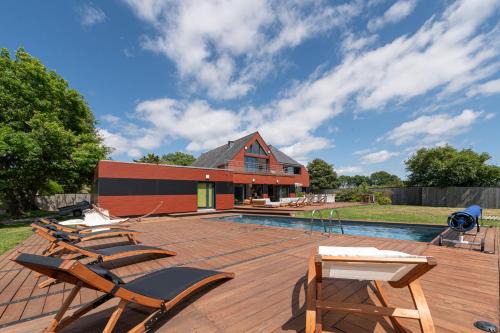 Ploeren Bed & Breakfast | Relax at Suite Cathédrale - Ty Castel with Pool Access