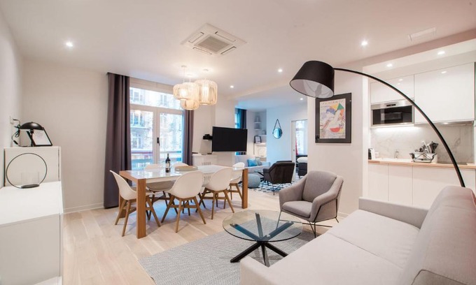 Saint-Thomas-d'Aquin Apartment | Discover Suite Cocteau: Stylish Retreat in Rive Gauche