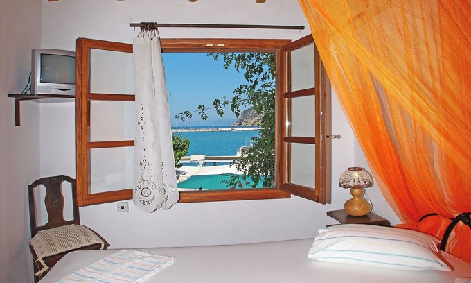 Skopelos Apartment | Stylish Suite Coral Overlooking the Waterfront for 3 Guests