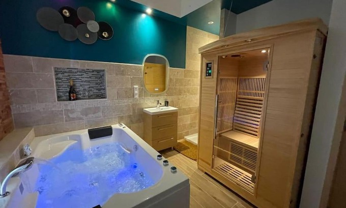 Chartrettes Apartment | Indulge in Relaxation: Suite d'amour avec Jacuzzi & Sauna