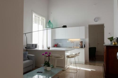 Montecalvario Apartment | Discover Suite Dante: 4-Star Comfort with Breakfast Included