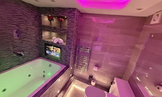 Bradford Apartment | Deluxe Suite with Jacuzzi & Kitchen for Your Getaway
