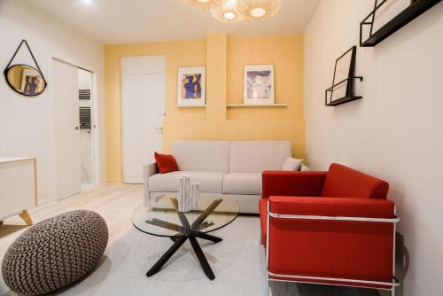 Saint-Thomas-d'Aquin Apartment | Modern Suite Eluard in the Heart of Rive Gauche
