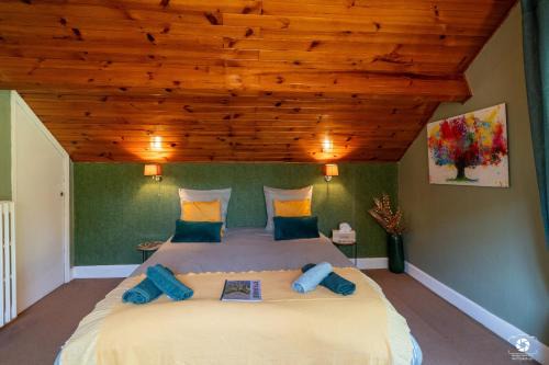 Quinssaines Bed & Breakfast | Discover Suite Emeraude: Family-Friendly with Pool Access