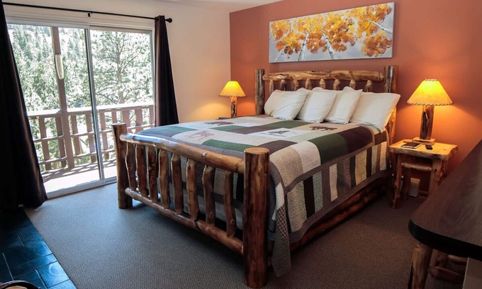 Estes Park Condo | River View Suite with Kitchen and High Guest Rating