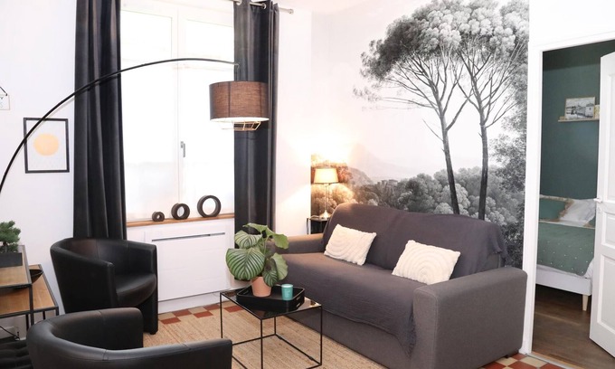 Senlis House | Garden Suite Retreat with Private Garden & Spa Amenities