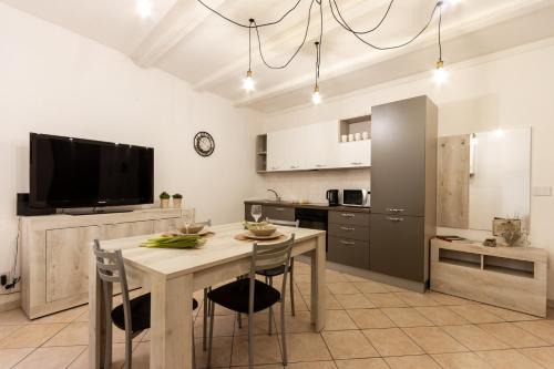 Old Town Apartment | Cozy Suite Garibaldi: Family-Friendly with Hot Tub Access