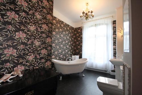 Behren-Luebchin Apartment | Experience Suite Georg Anno 1869 at Herrenhaus Viecheln