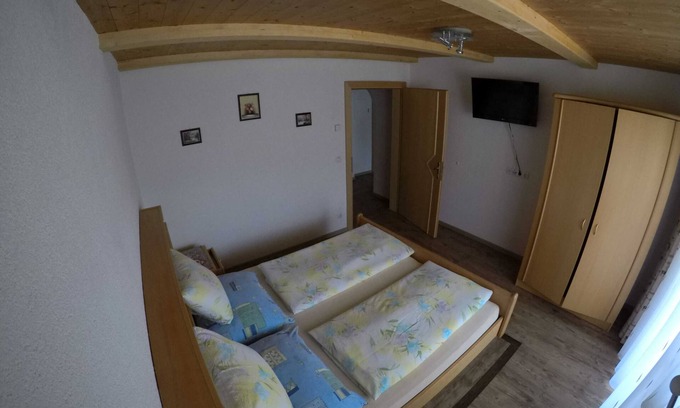 Tannheim Apartment | Cozy Suite at Guest House Reichle with Kitchen Access