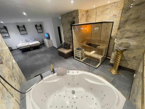 Friedrichshain Apartment | Welcoming Suite Julius Cesar with Hot Tub & Pet-Friendly Stay