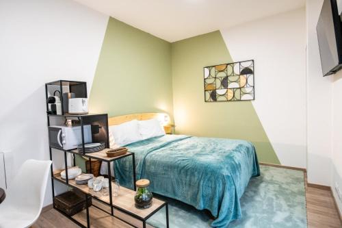 La Demi - Lune Apartment | Modern Suite Kella 1: Family-Friendly Studio Retreat