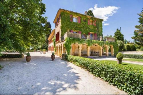 Aix-en-Provence Bed & Breakfast | Unforgettable Stay at Suite le Quervalat with Pool Access