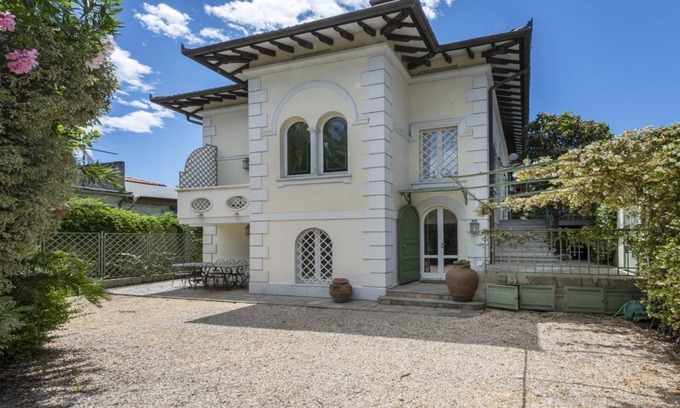 Forte dei Marmi Apartment | Suite Mara - Elegant Apartment with Private Courtyard