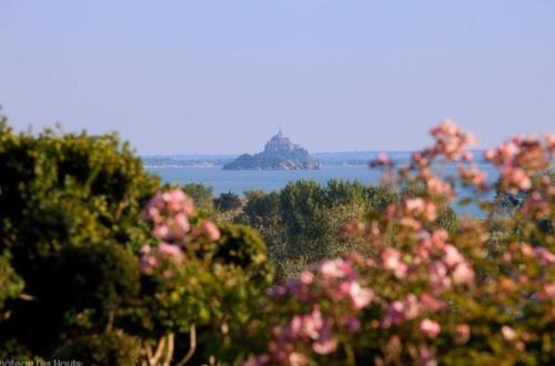 Saint-Jean-le-Thomas Bed & Breakfast | Beautiful Suite Napoléon 3 with Balcony & Mont St Michel Views