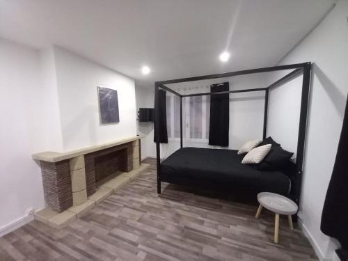 Saint-Paul-de-Fenouillet Apartment | Suite Noire et Blanche