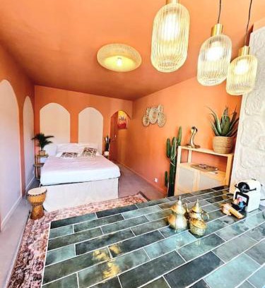 Palais de justice Apartment | Discover Suite Orientale du Vieux Port with Hot Tub