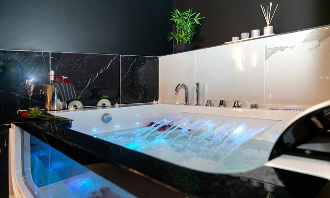 Meaux House | Indulgent Suite Panthéon with Jacuzzi & Sauna - 10/10 Score