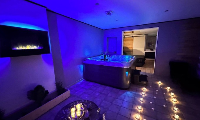 Flemalle Apartment | Romantic Suite with Jacuzzi for a Unique Getaway