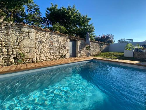 La Jarne House | Cozy Suite for Two with Pool Access and Pet-Friendly Options