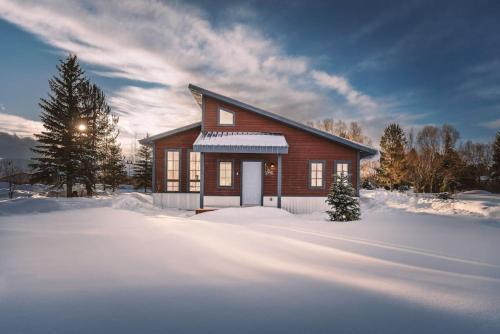 Driggs House | Family-Friendly Suite Retreat Near Top Dining Options
