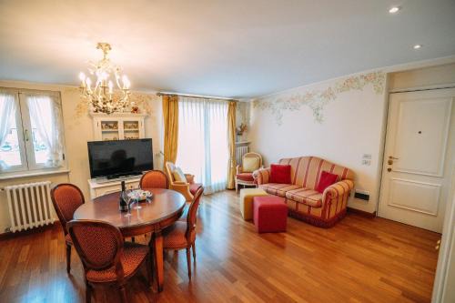 Stresa Apartment | Romantic Suite with Lake Views and Inviting Hot Tub
