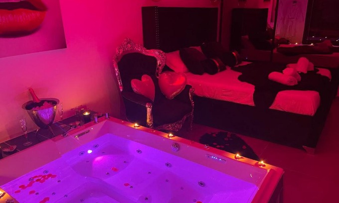 Bandol Apartment | Romantic Suite with Jacuzzi in Bandol - Rated 10/10