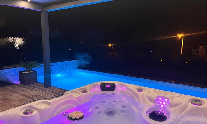 Villeneuve Bed & Breakfast | Romantic Suite with Jacuzzi & Pool - 4-Star Guest Rated