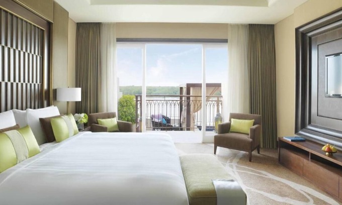 Eastern Mangrove Apartment | Private Pool Suite Room Steps from Starbucks