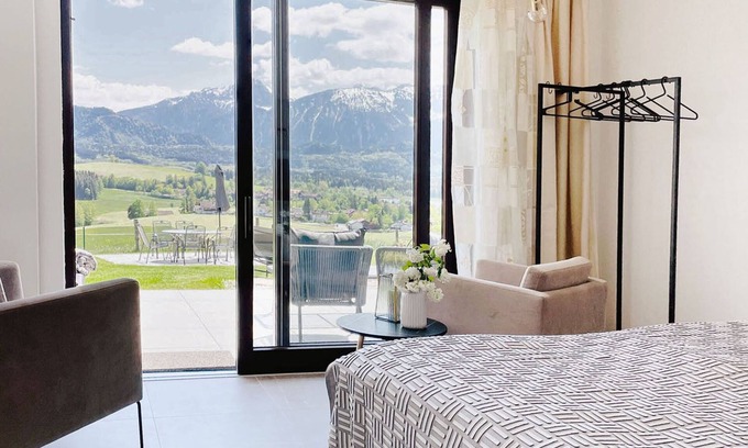 Enzensberg Apartment | Experience Suite Schlossblick: Lake & Castle Views Await