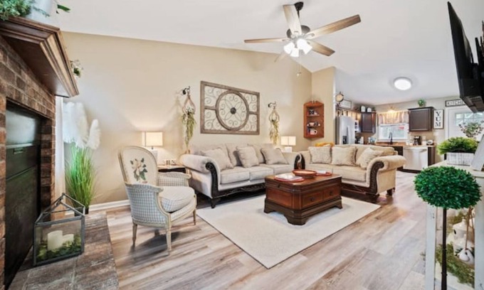 Westgate House | Inviting Suite Southern Charm with Kitchen & Breakfast Included