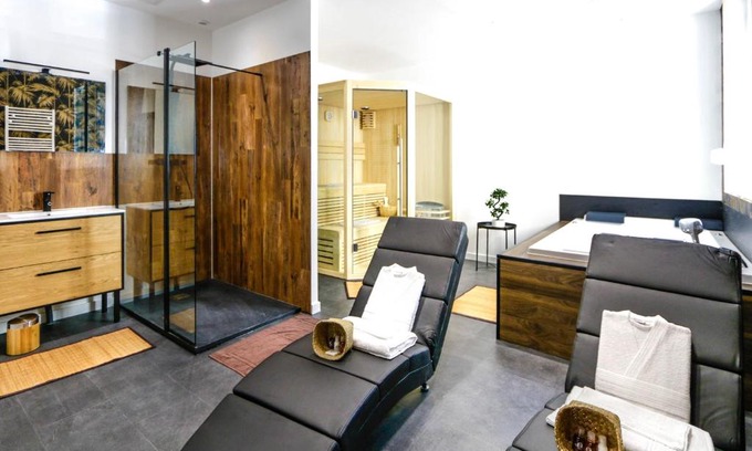 Pontavert Apartment | Relaxing Suite with Private Spa and Dining Options
