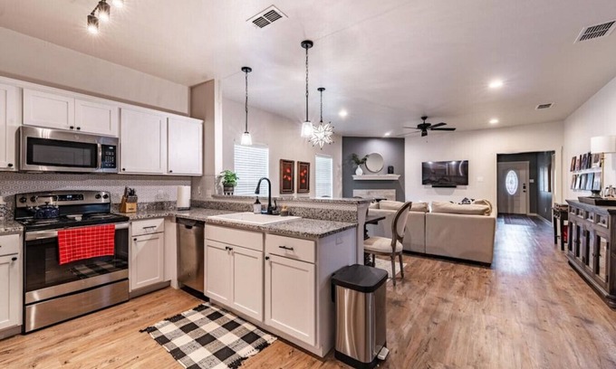 North Overton House | Beautiful Suite Starry Night - Walk to Texas Tech, 9.6/10