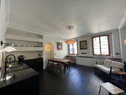 Saint-Louis Apartment | Elegant Suite Versailles in Historic Saint-Louis District