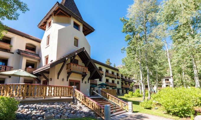 Olympic Valley Hotel | Your Coastal Escape Awaits with Pool and Spa Access!
