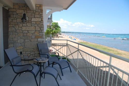 Traverse City House | Oceanfront Suite with Breathtaking Grand Traverse Bay Views