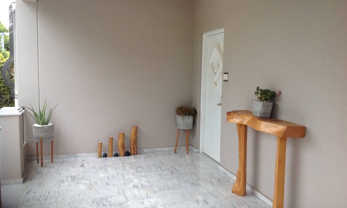 Kropia Apartment | Inviting Garden Suite with Breakfast and Family Amenities