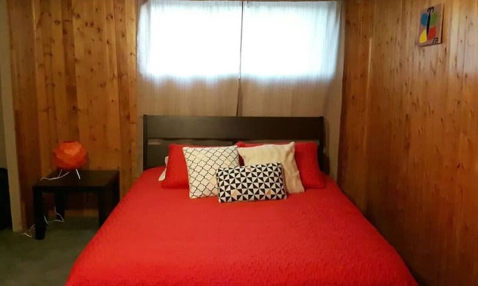 Airdrie House | Convenient Suite with Private Entrance near YYC Airport