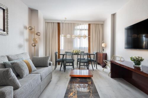 la Vila de Gracia Apartment | Experience Suites Center Barcelona with Ocean Views & Family Fun