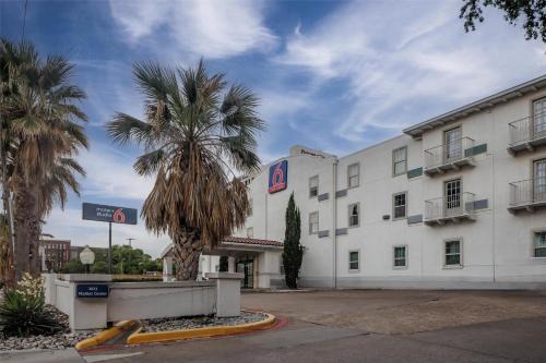 Dallas Design District Hotel | Comfortable Suites in Downtown Dallas, TX - Pet Friendly Stay