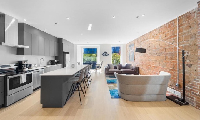 Downtown Montreal Apartment | Experience Comfort at Suites De la Montagne - 4-Star Retreat