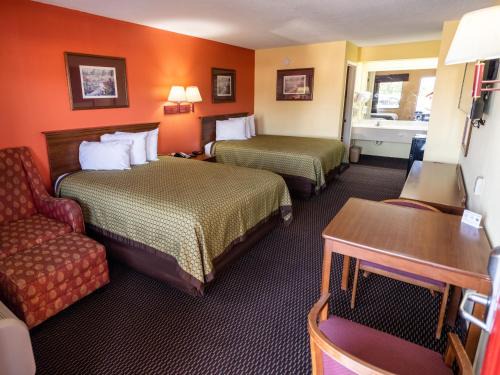 Hawkinsville Hotel | Pet-Friendly Budget Inn & Suites with Kitchen Access